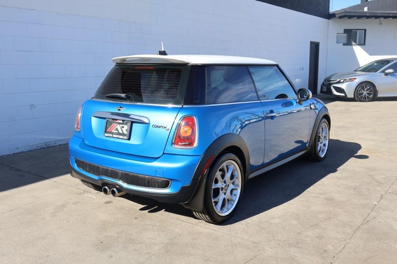 MINI Cooper Hardtop Vehicle Full-screen Gallery Image 05