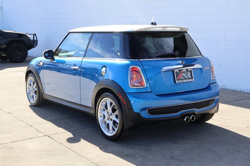MINI Cooper Hardtop Vehicle Full-screen Gallery Image 06