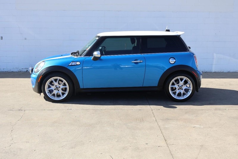 MINI Cooper Hardtop Vehicle Full-screen Gallery Image 07