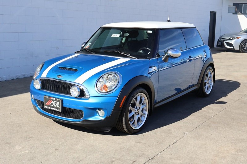 MINI Cooper Hardtop Vehicle Full-screen Gallery Image 08