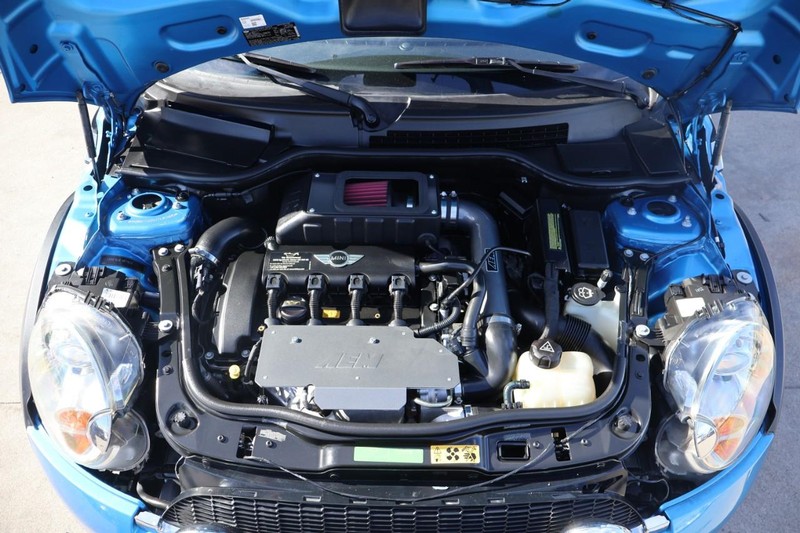 MINI Cooper Hardtop Vehicle Full-screen Gallery Image 09