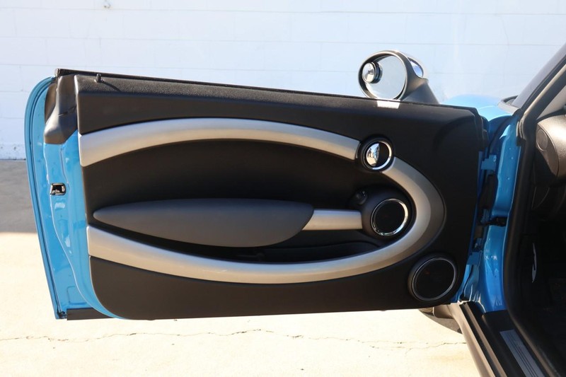 MINI Cooper Hardtop Vehicle Full-screen Gallery Image 11