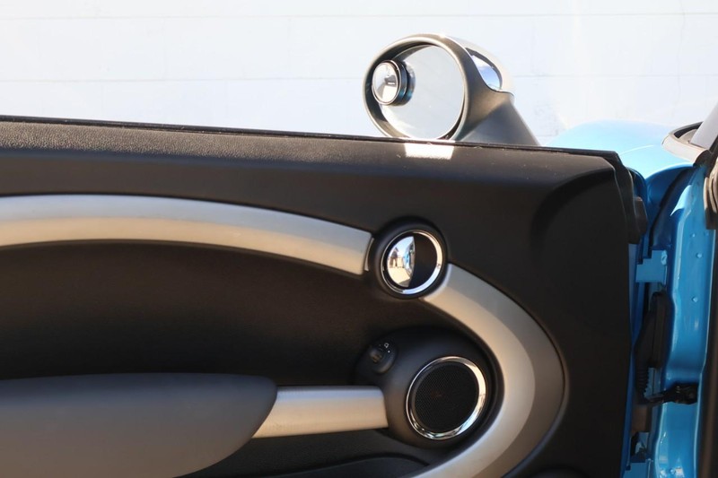 MINI Cooper Hardtop Vehicle Full-screen Gallery Image 12