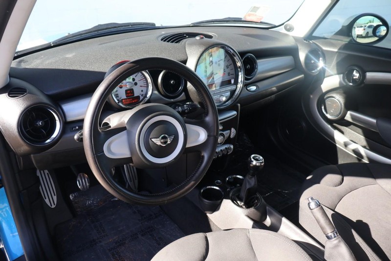 MINI Cooper Hardtop Vehicle Full-screen Gallery Image 13