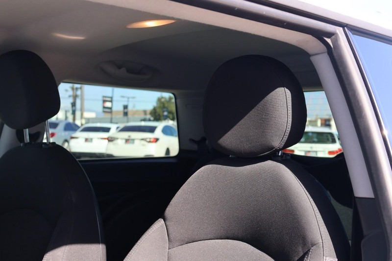 MINI Cooper Hardtop Vehicle Full-screen Gallery Image 15