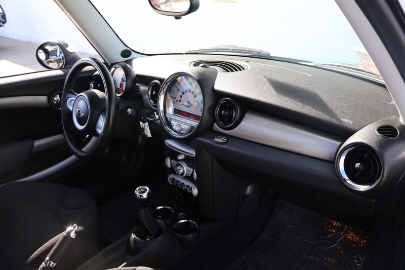 MINI Cooper Hardtop Vehicle Full-screen Gallery Image 16