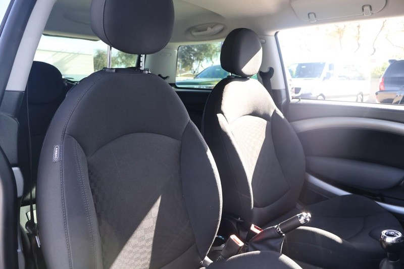 MINI Cooper Hardtop Vehicle Full-screen Gallery Image 17