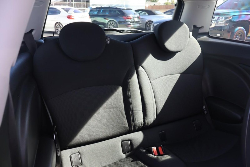 MINI Cooper Hardtop Vehicle Full-screen Gallery Image 18