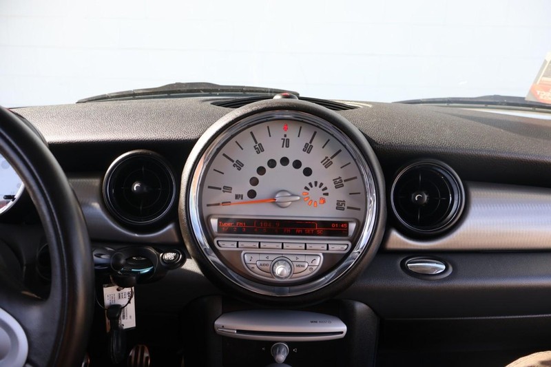 MINI Cooper Hardtop Vehicle Full-screen Gallery Image 19