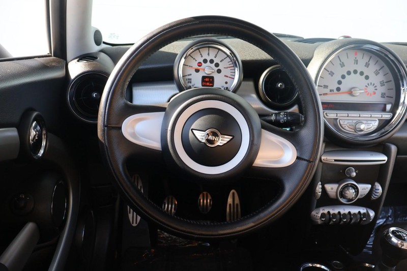 MINI Cooper Hardtop Vehicle Full-screen Gallery Image 20