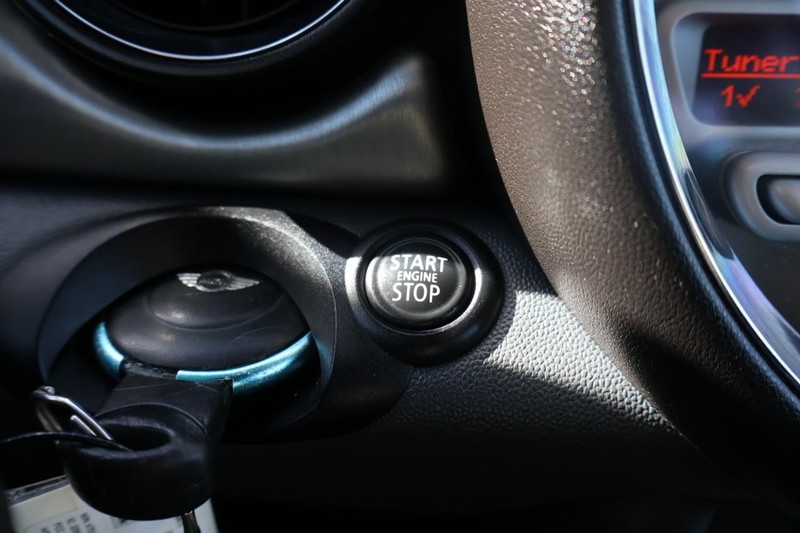 MINI Cooper Hardtop Vehicle Full-screen Gallery Image 21