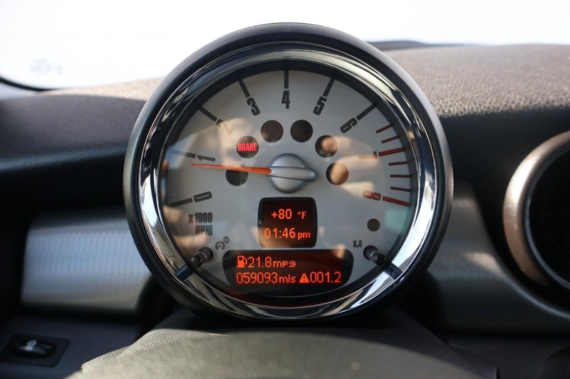 MINI Cooper Hardtop Vehicle Full-screen Gallery Image 22