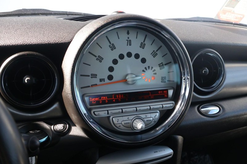 MINI Cooper Hardtop Vehicle Full-screen Gallery Image 23