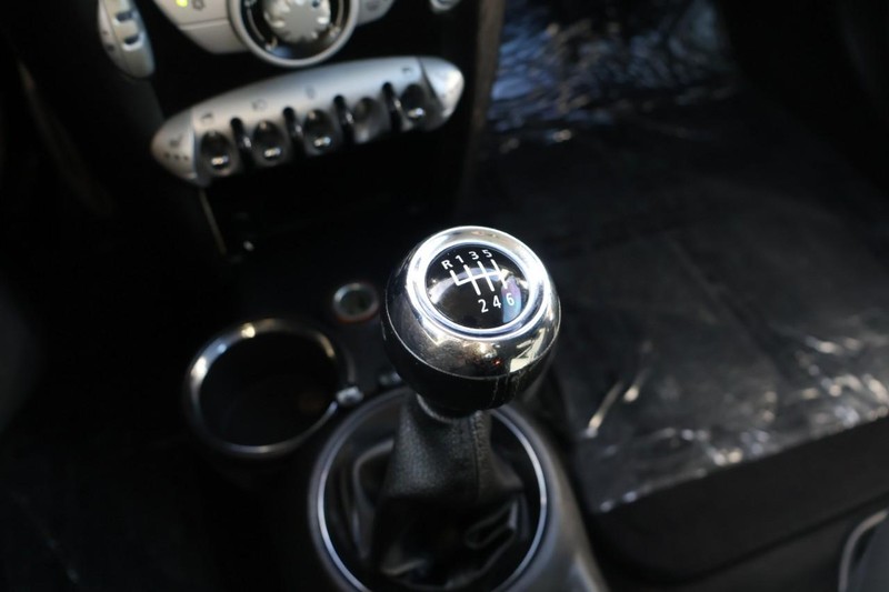 MINI Cooper Hardtop Vehicle Full-screen Gallery Image 25