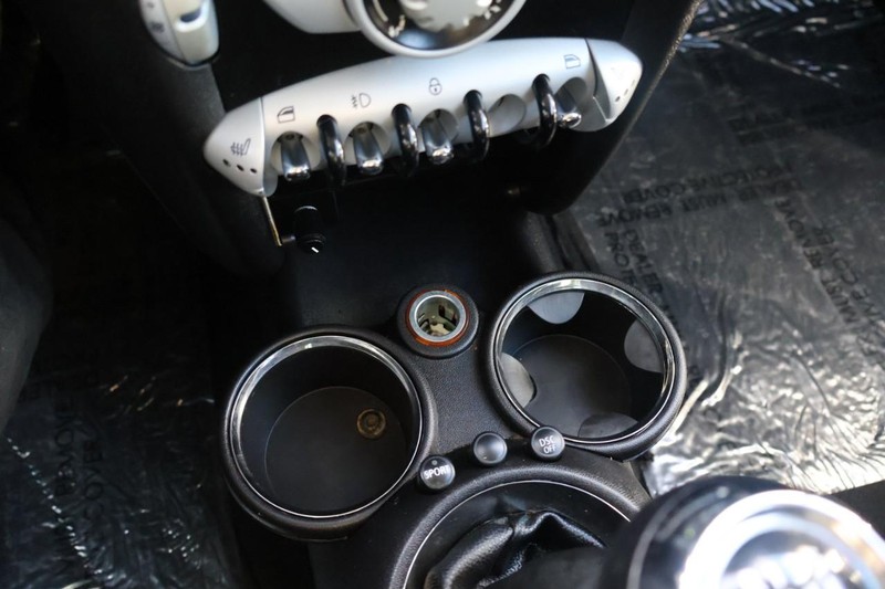 MINI Cooper Hardtop Vehicle Full-screen Gallery Image 26