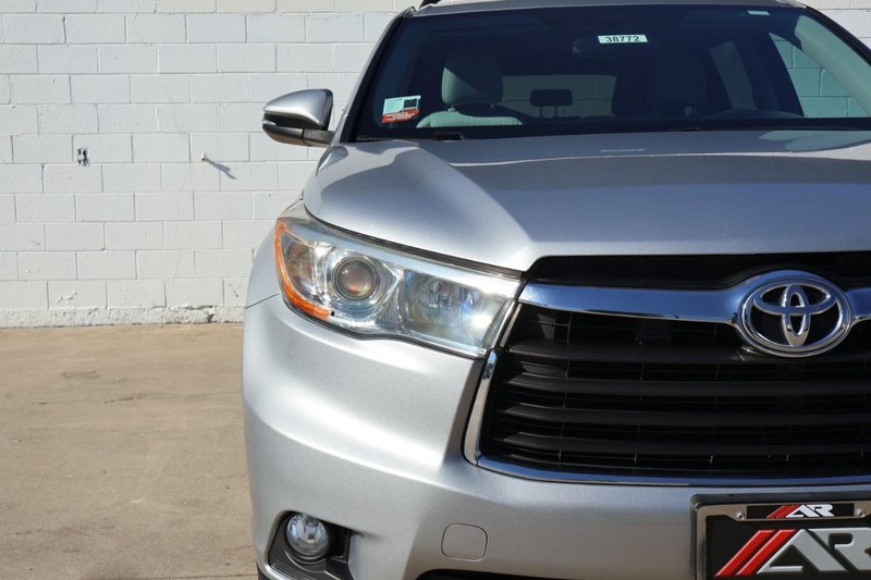 Toyota Highlander Vehicle Full-screen Gallery Image 03