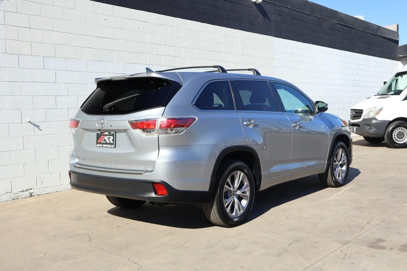 Toyota Highlander Vehicle Full-screen Gallery Image 05