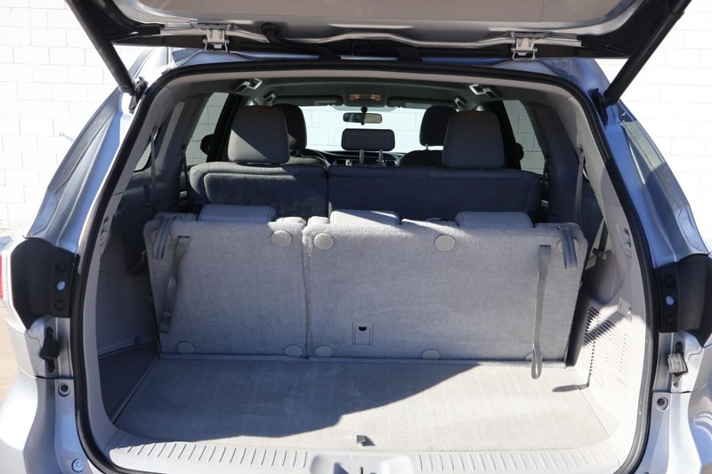 Toyota Highlander Vehicle Full-screen Gallery Image 08