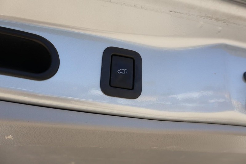 Toyota Highlander Vehicle Full-screen Gallery Image 09