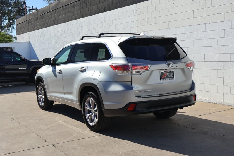 Toyota Highlander Vehicle Full-screen Gallery Image 10