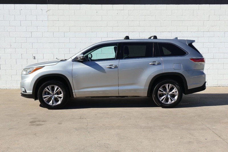 Toyota Highlander Vehicle Full-screen Gallery Image 11