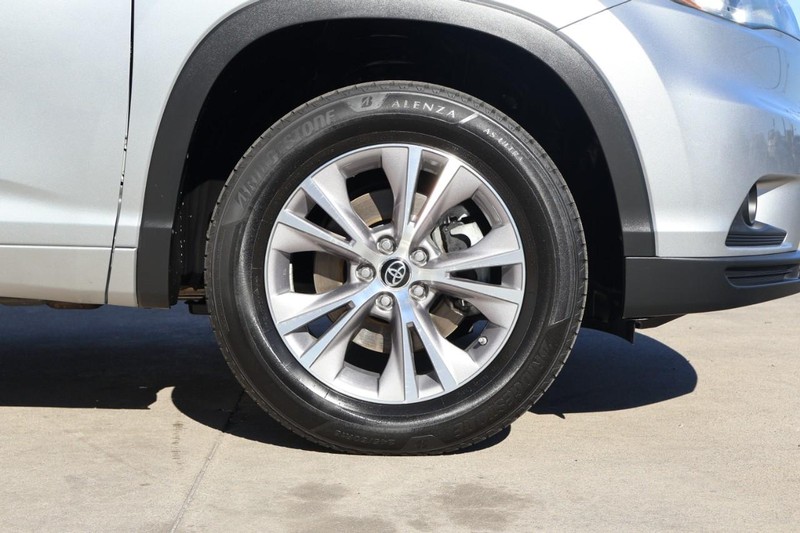 Toyota Highlander Vehicle Full-screen Gallery Image 14