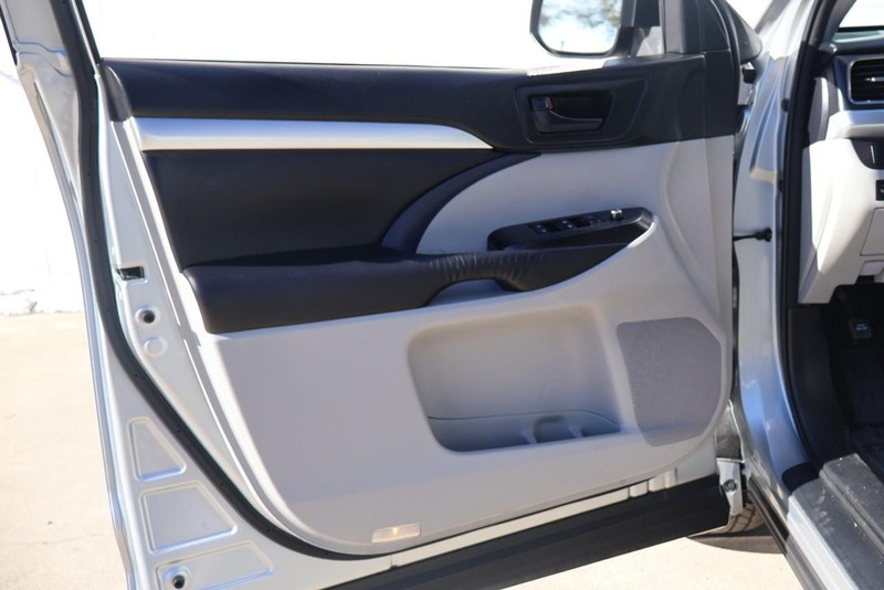 Toyota Highlander Vehicle Full-screen Gallery Image 15