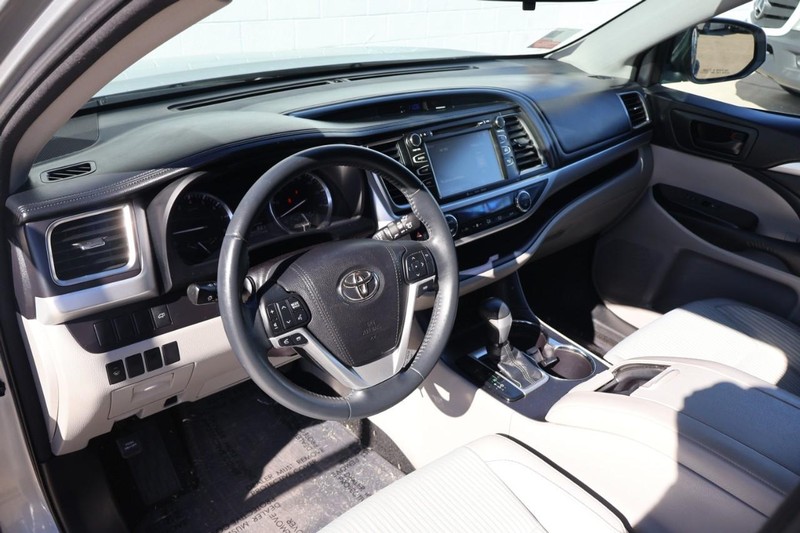 Toyota Highlander Vehicle Full-screen Gallery Image 16