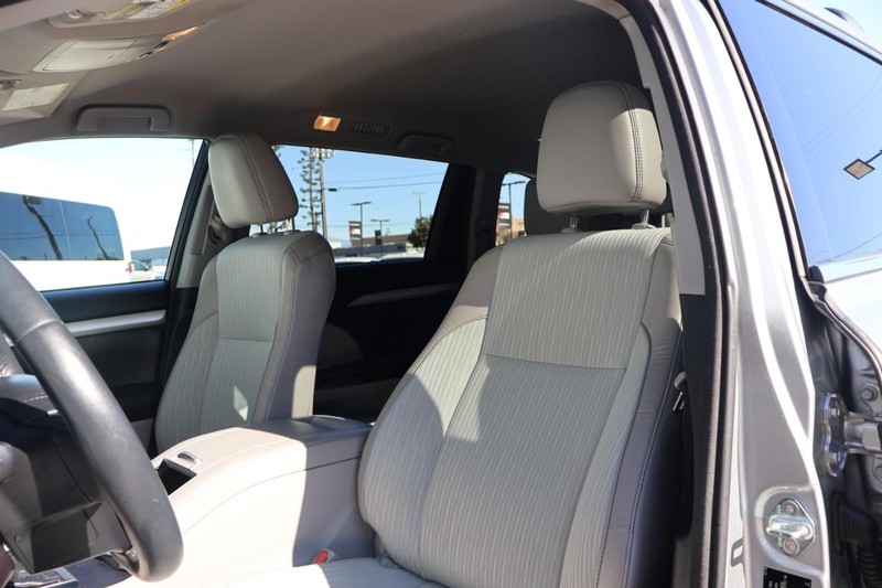 Toyota Highlander Vehicle Full-screen Gallery Image 17