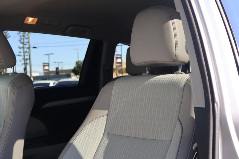 Toyota Highlander Vehicle Full-screen Gallery Image 18