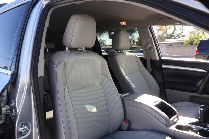 Toyota Highlander Vehicle Full-screen Gallery Image 20