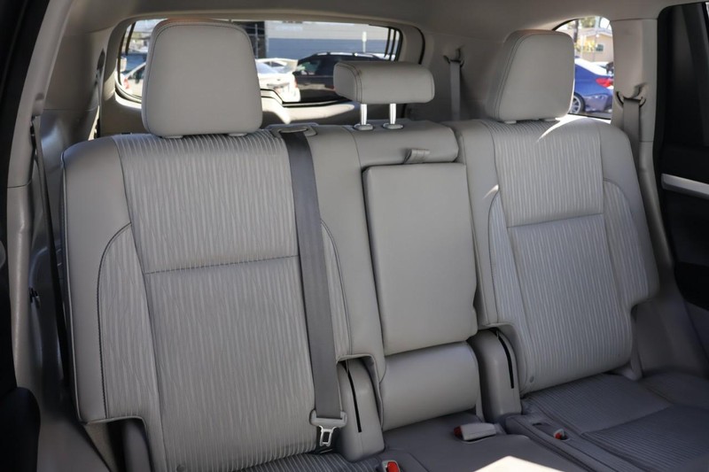 Toyota Highlander Vehicle Full-screen Gallery Image 21