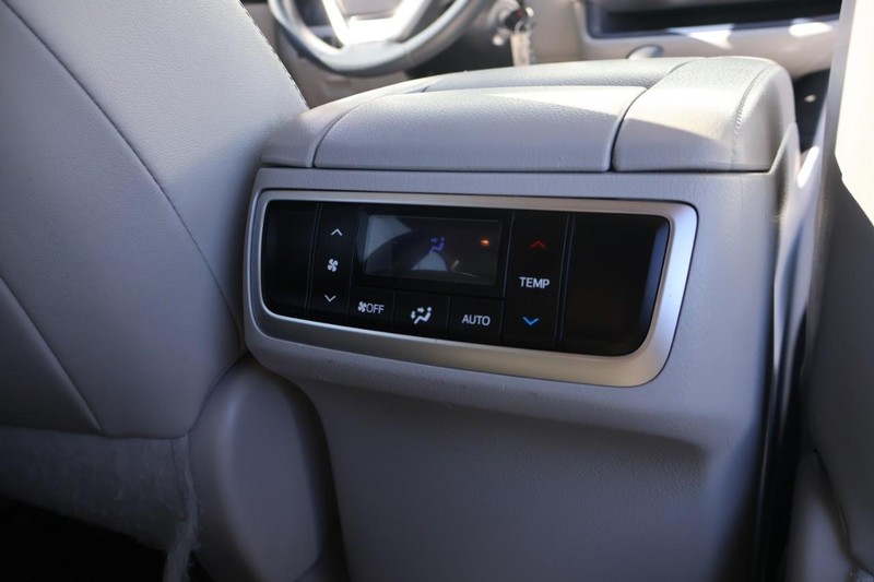 Toyota Highlander Vehicle Full-screen Gallery Image 23