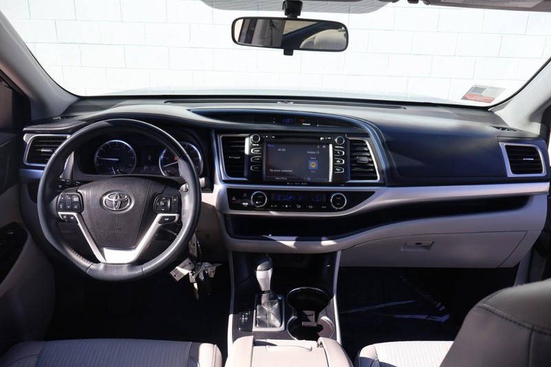 Toyota Highlander Vehicle Full-screen Gallery Image 24