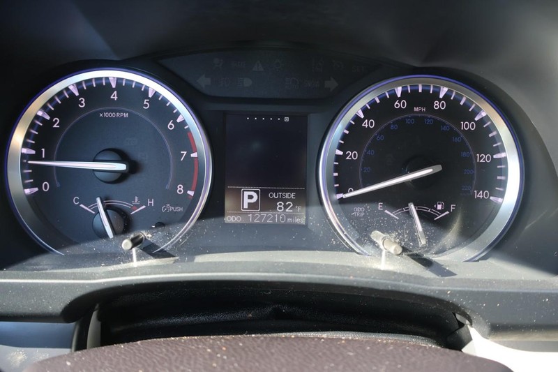 Toyota Highlander Vehicle Full-screen Gallery Image 25