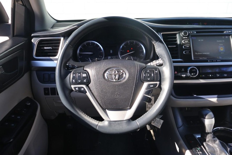 Toyota Highlander Vehicle Full-screen Gallery Image 26