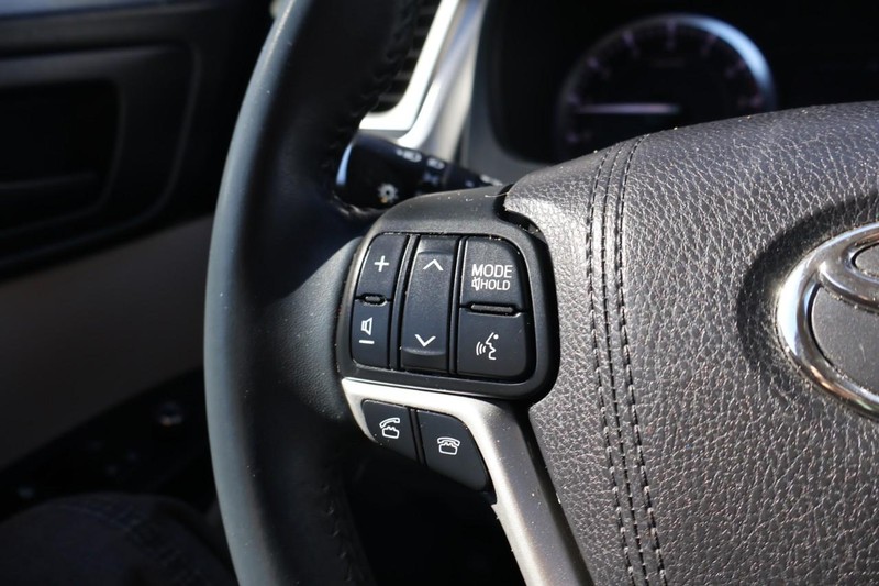 Toyota Highlander Vehicle Full-screen Gallery Image 27