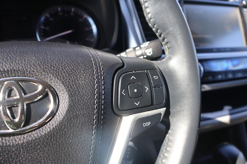 Toyota Highlander Vehicle Full-screen Gallery Image 28