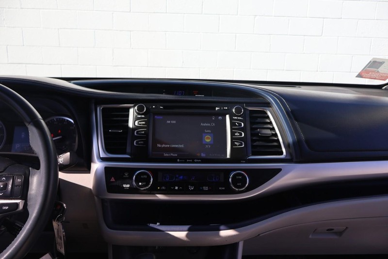 Toyota Highlander Vehicle Full-screen Gallery Image 29