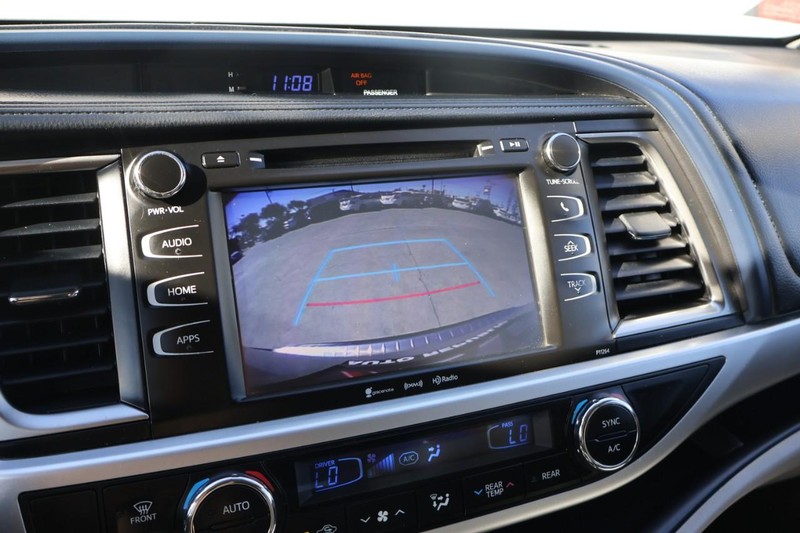 Toyota Highlander Vehicle Full-screen Gallery Image 31