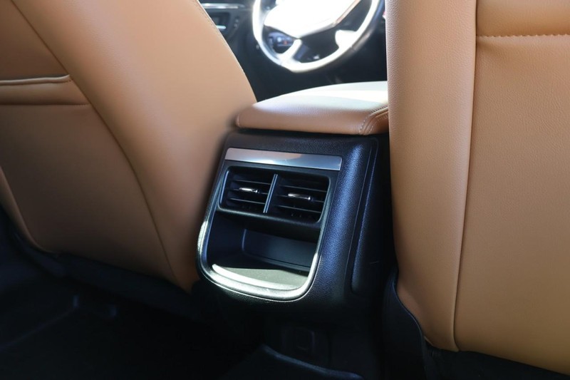 Chevrolet Impala Vehicle Full-screen Gallery Image 22