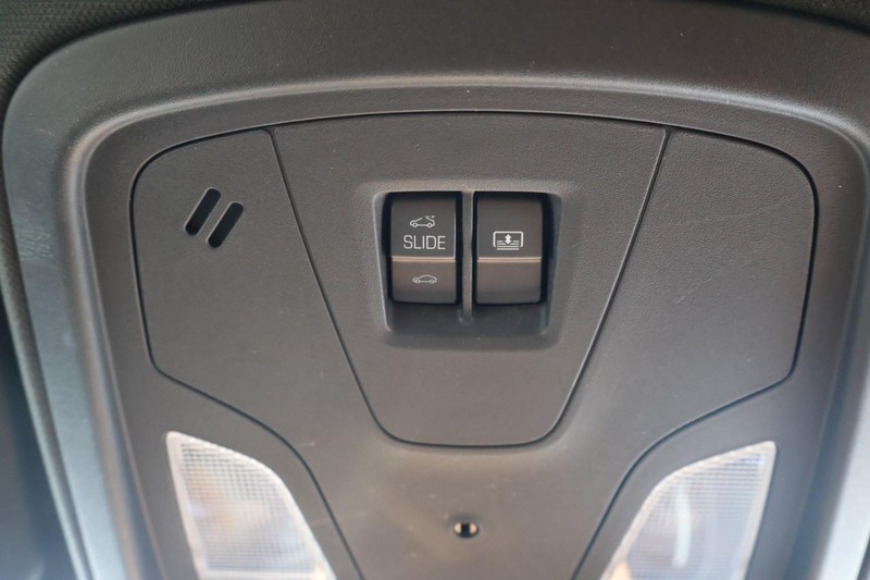 Chevrolet Impala Vehicle Full-screen Gallery Image 34