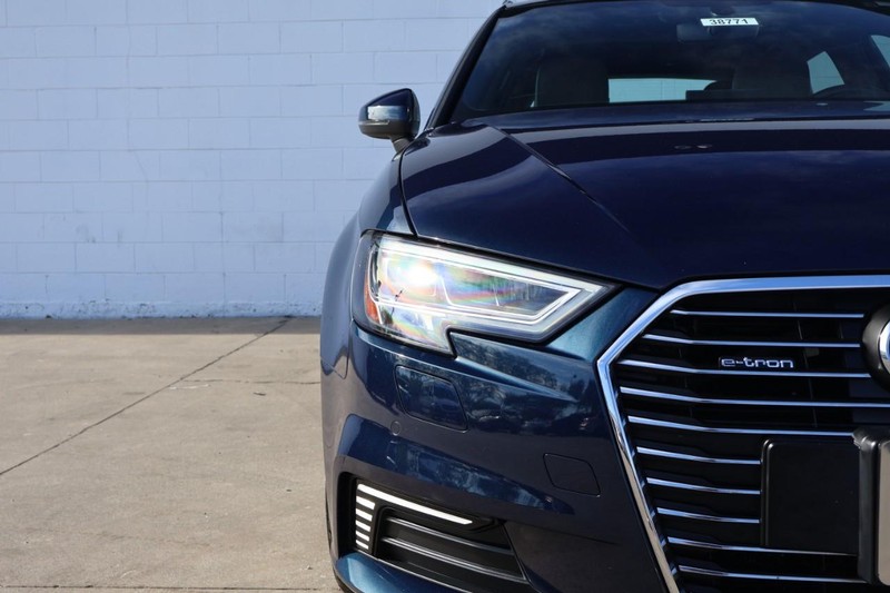 Audi A3 Sportback e-tron Vehicle Full-screen Gallery Image 03