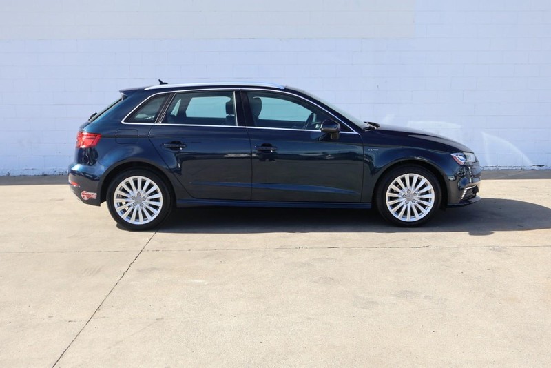 Audi A3 Sportback e-tron Vehicle Full-screen Gallery Image 04