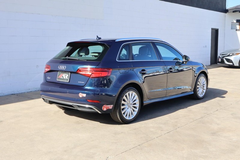 Audi A3 Sportback e-tron Vehicle Full-screen Gallery Image 05