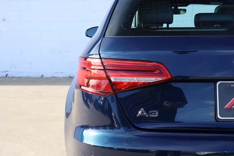 Audi A3 Sportback e-tron Vehicle Full-screen Gallery Image 07