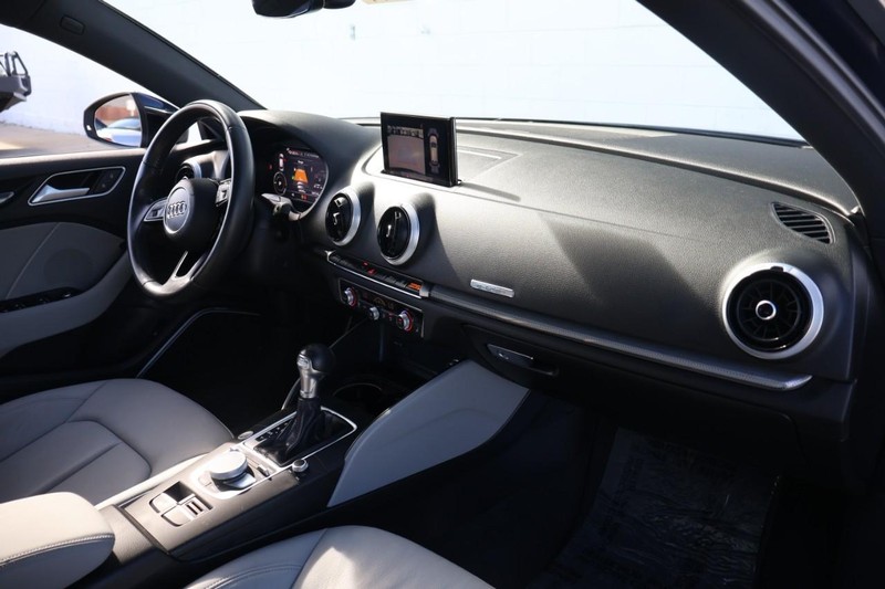 Audi A3 Sportback e-tron Vehicle Full-screen Gallery Image 19