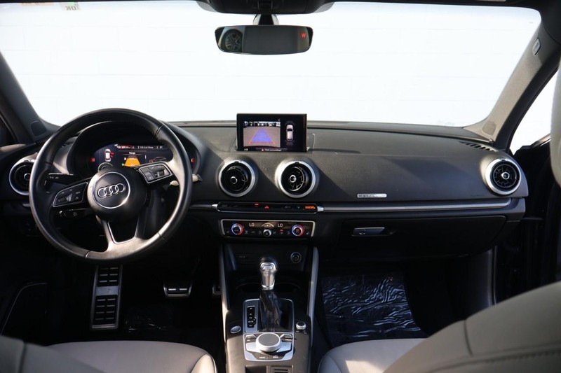 Audi A3 Sportback e-tron Vehicle Full-screen Gallery Image 23