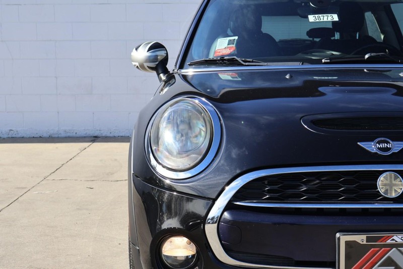 MINI Cooper Hardtop Vehicle Full-screen Gallery Image 03