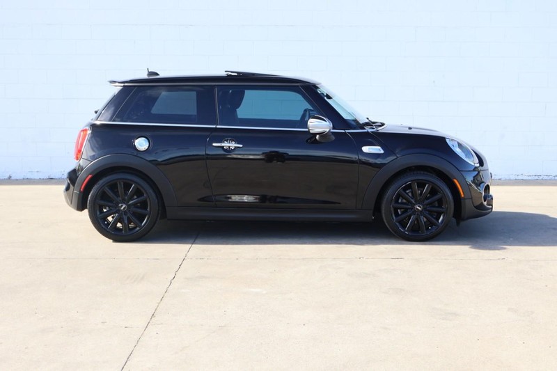 MINI Cooper Hardtop Vehicle Full-screen Gallery Image 04